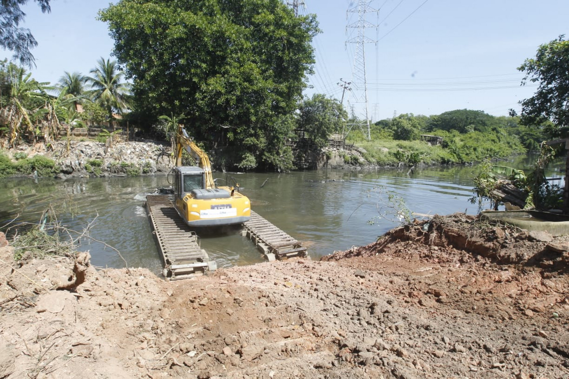 Os serviços de desassoreamento no Rio Acari estão sendo intensificados na manhã deste sábado (22) - Reginaldo Pimenta/Agência O DIA