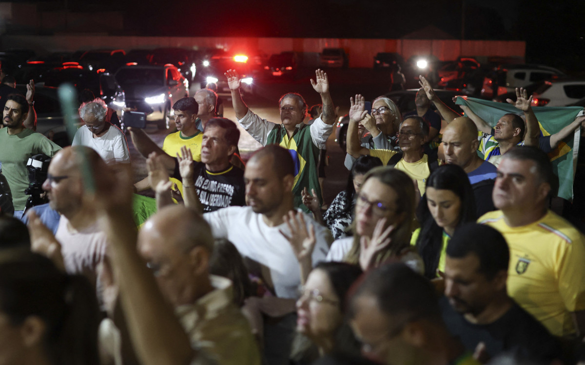 Grupo liderado fez orações e cantou louvores pelo ex-presidente, preso na superintendência da PF  - AFP
