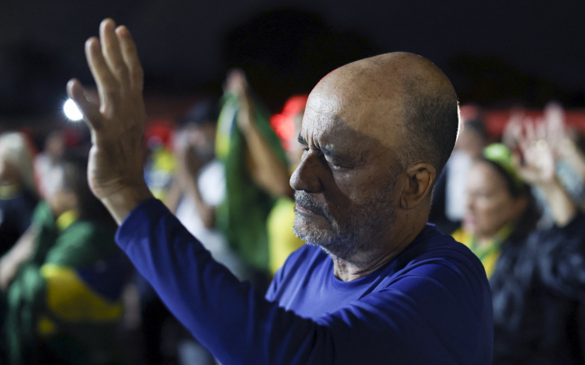 Grupo fez ora&ccedil;&otilde;es e cantou louvores pelo ex-presidente, preso na superintend&ecirc;ncia da PF   - AFP