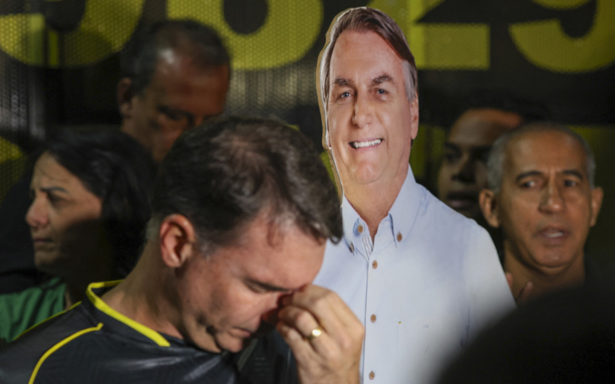 Flávio Bolsonaro fez orações e cantou louvores pelo ex-presidente