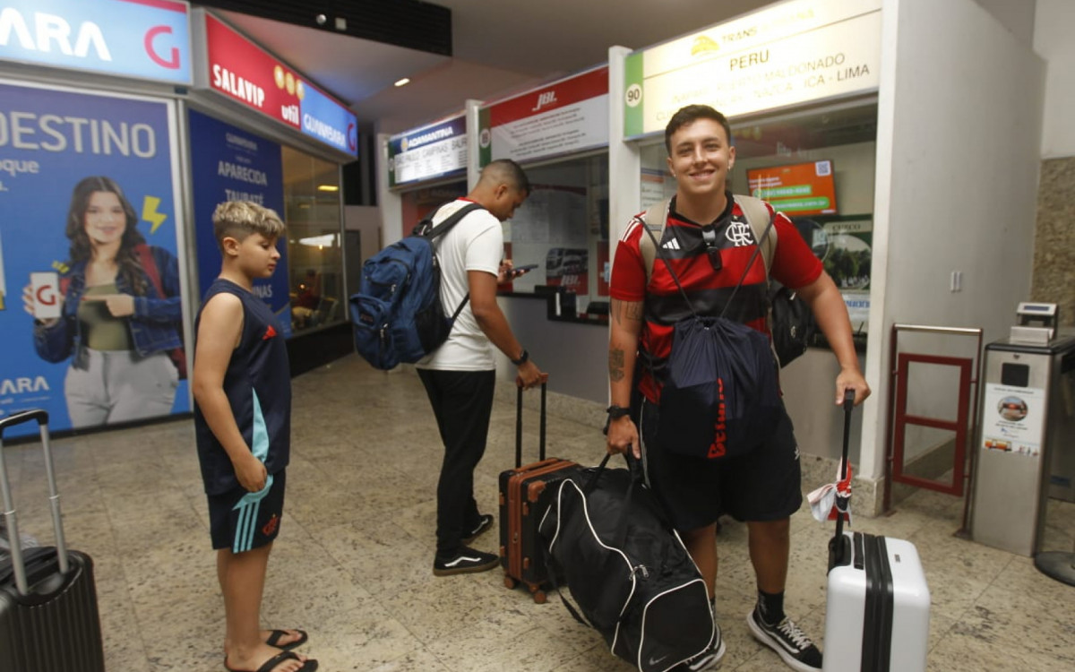 Patrick Bruno, torcedor do Flamengo, embarcou neste domingo (23) rumo a Lima, no Peru, para acompanhar a final da Libertadores - Reginaldo Pimenta/Ag&ecirc;ncia O Dia