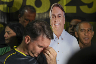 Defesa pede ao STF autorização para Flávio, Carlos e Renan visitarem Bolsonaro