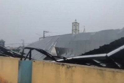Vídeo: temporal com granizo e vento forte arranca telhado e inunda ruas no Noroeste do Rio