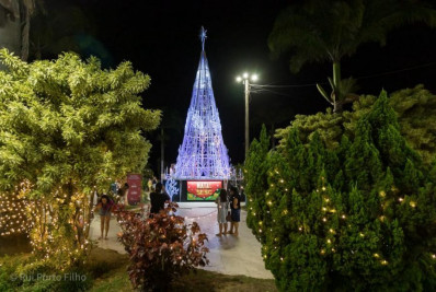 Natal ilumina Rio das Ostras com cortejos, árvores gigantes e chegada do Papai Noel