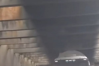 Acidente com caminhão tanque interdita túnel em Muriqui