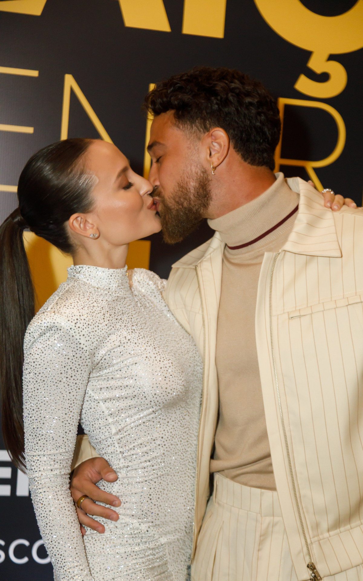 Larissa Manoela e André Luiz Frambach se beijaram em lançamento de filme 