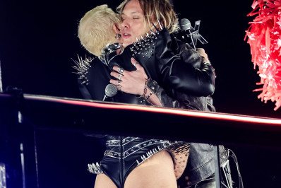 Xuxa celebra aniversário de Jamie Campbell Bower em parada de 'Stranger Things'