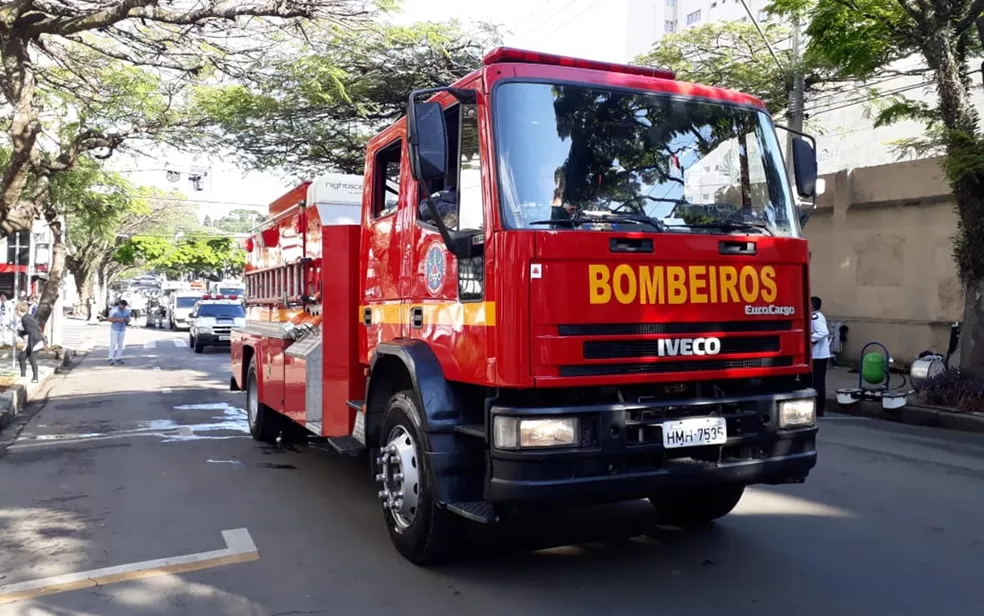 Casal é atacado por pitbull de estimação e precisa ser resgatado pelos bombeiros