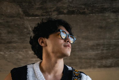 Artista niteroiense Enzo Yuki, participante do The Voice Brasil 2025, lança show Melancólico e Otimista