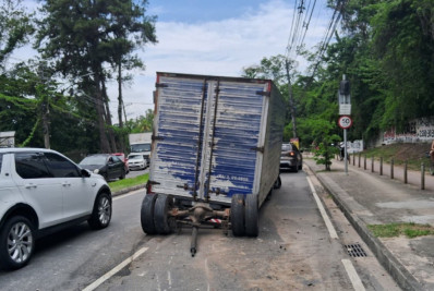Acidente com carreta interdita uma faixa da Estrada do Mato Alto