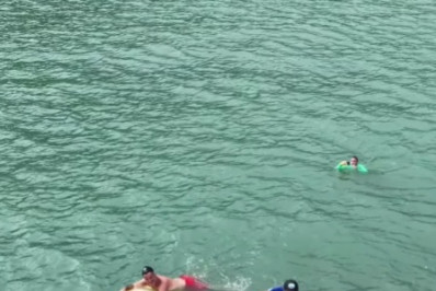 Vídeo! Isabella Fiorentino surfa com o filho que tem paralisia cerebral em prancha adaptada