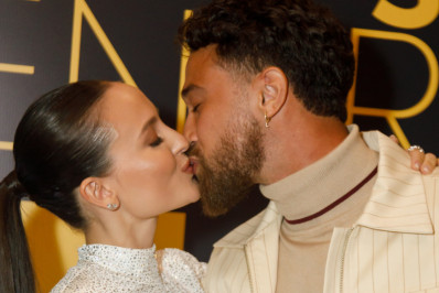 Larissa Manoela beija o marido em pré-estreia de filme