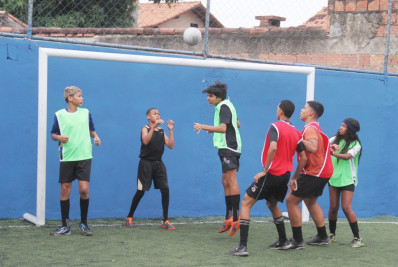 Projeto Saúde em Movimento oferece aulas gratuitas de futebol no Porto Novo