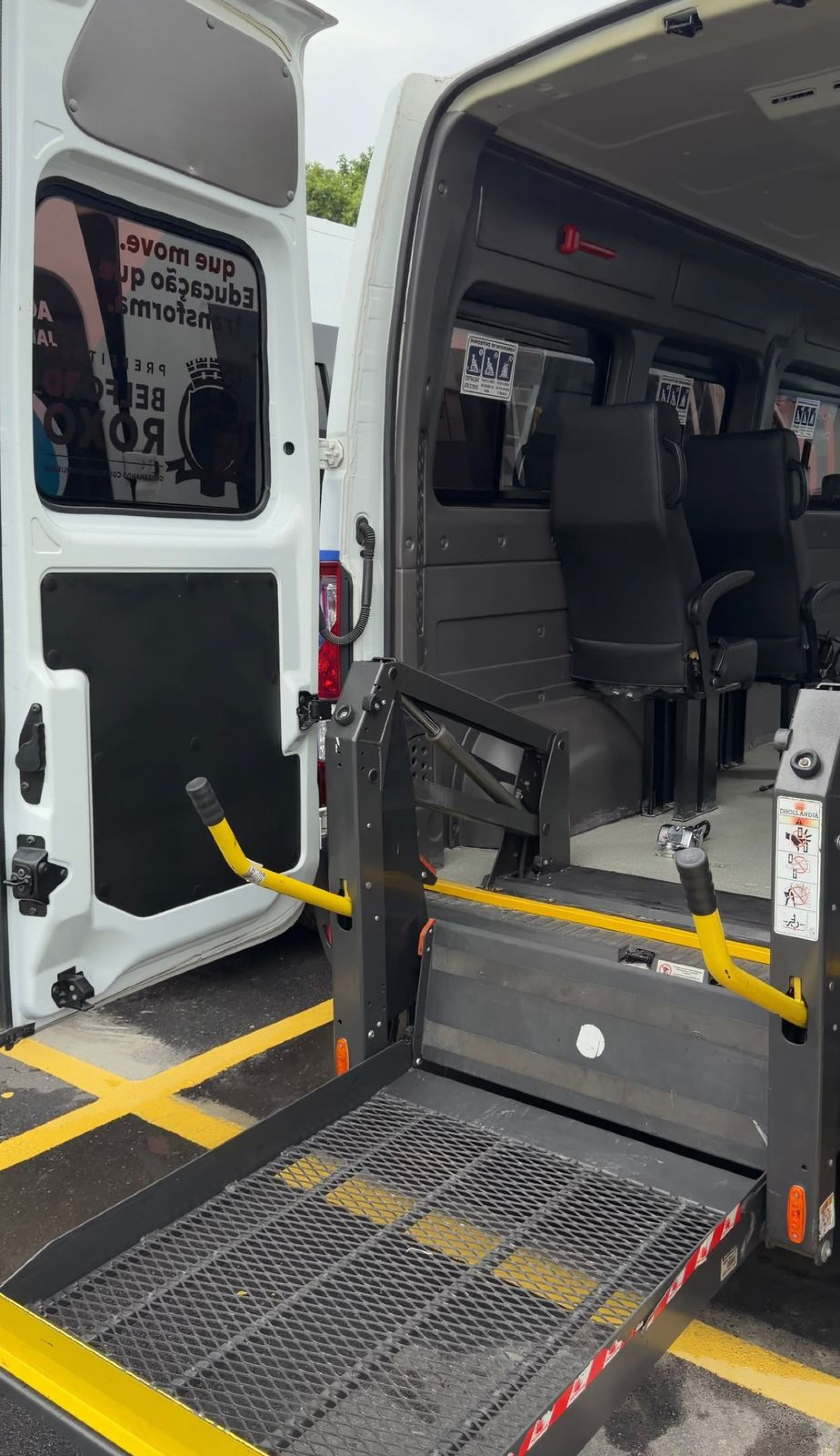 As novas vans estão adaptadas com elevadores para facilitar o embarque e desembarque dos alunos

 - Divulgação / PMBR