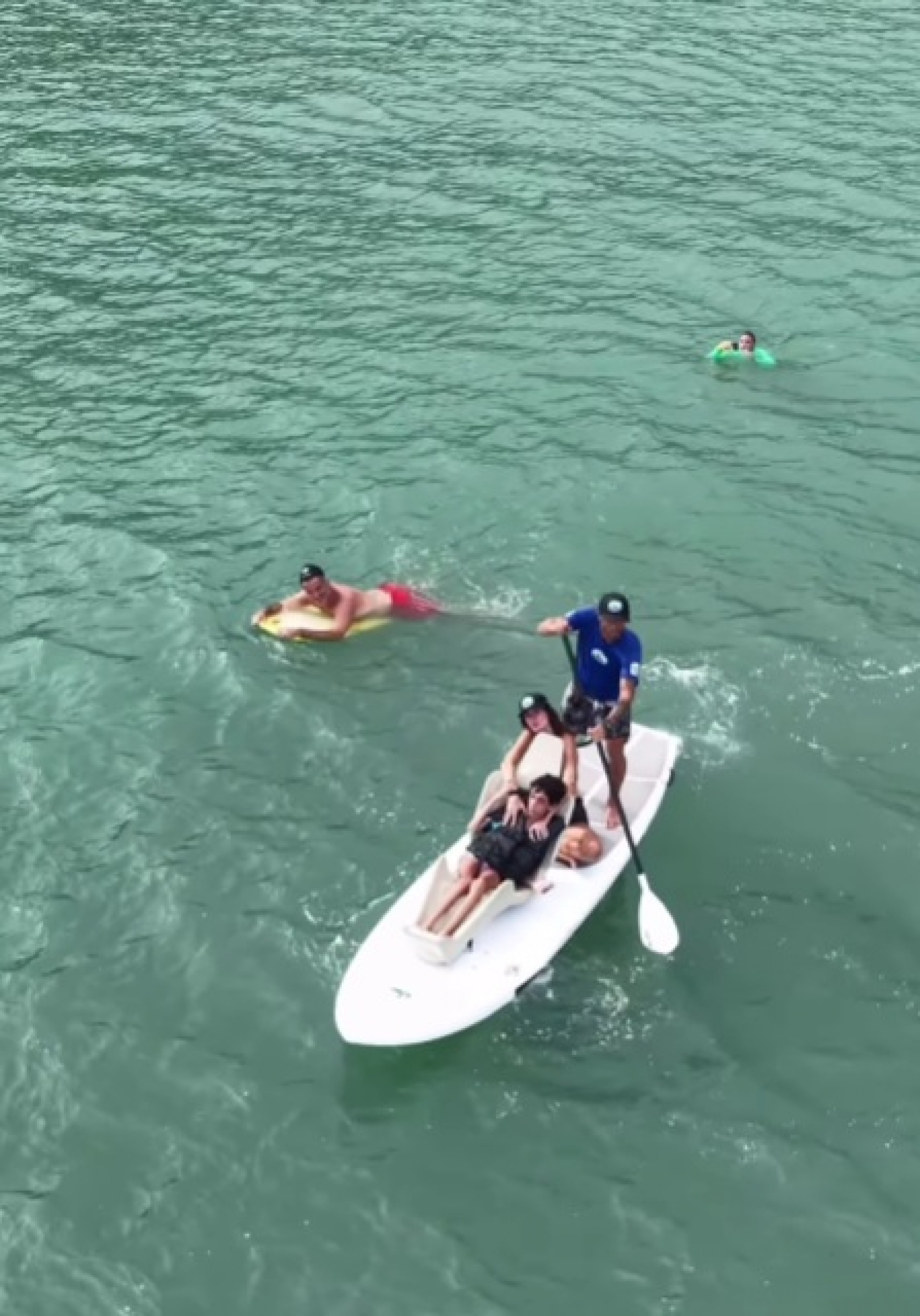 Isabella surfando com seu filho Lorenzo - Reprodução / Instagram