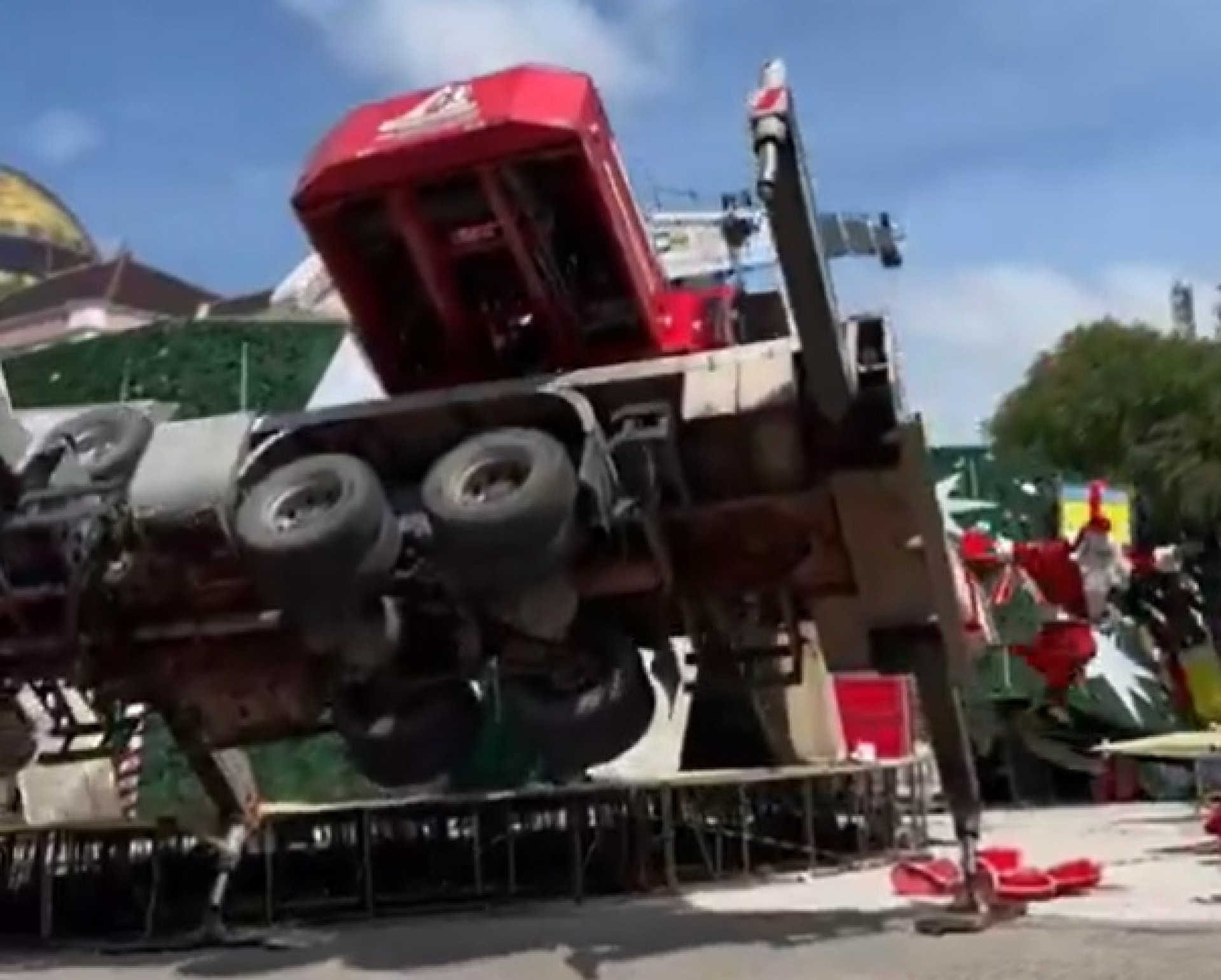 Homem escapa de guindaste durante desabamento em Manaus - Reprodu&ccedil;&atilde;o