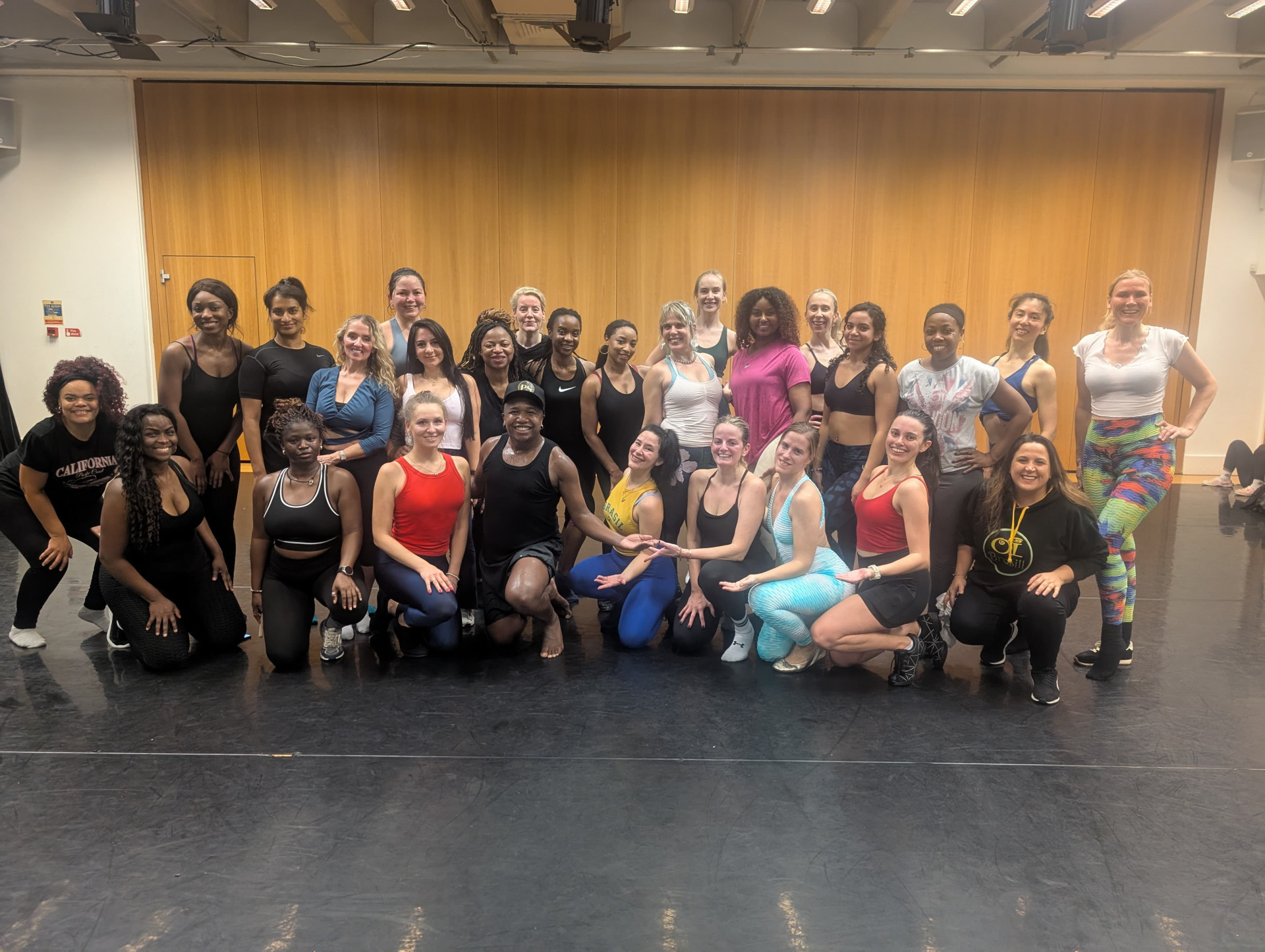 Alex Coutinho em ensaio com alunas para o Carnaval 2026 - Divulgação / Alex Coutinho