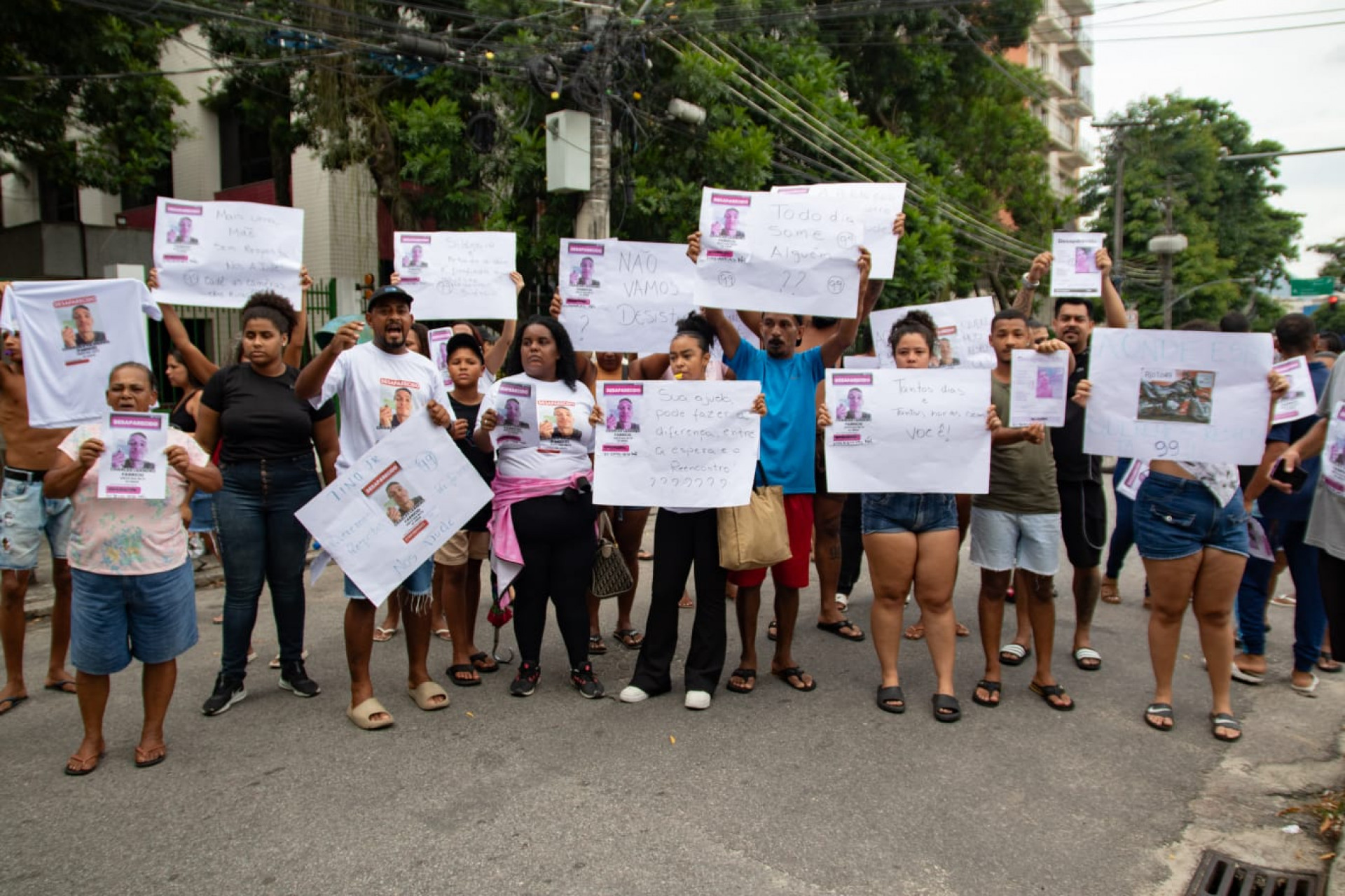 Familiares e amigos de Charles Leandro da Conceição Gonçalves protestaram nesta segunda-feira - Érica Martin / Agência O Dia