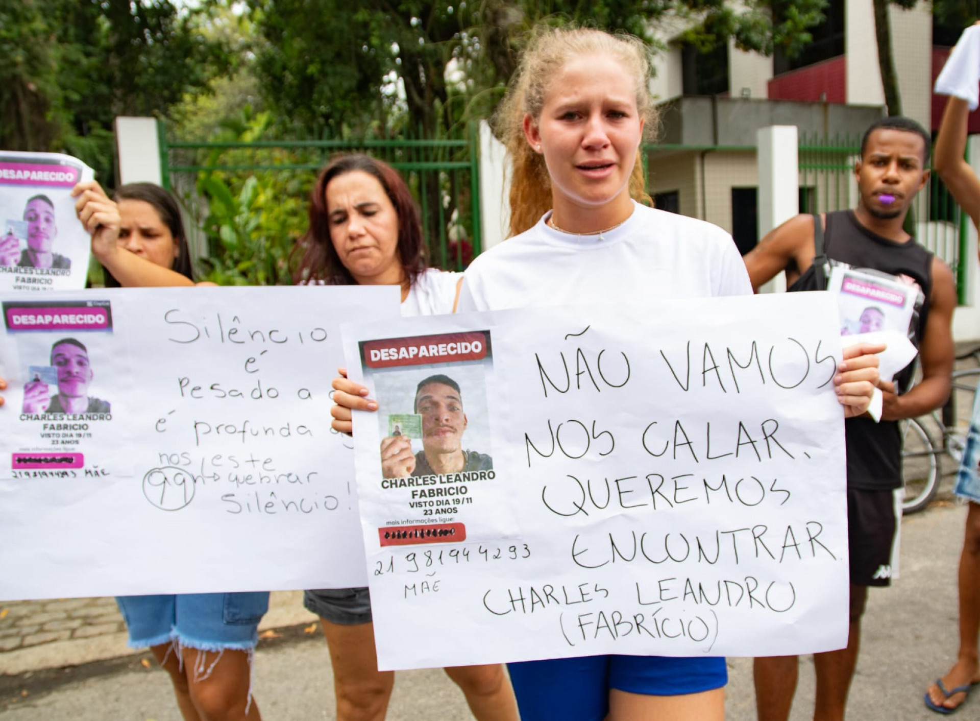 Familiares e amigos de Charles Leandro levaram cartazes para o protesto - Érica Martin / Agência O Dia