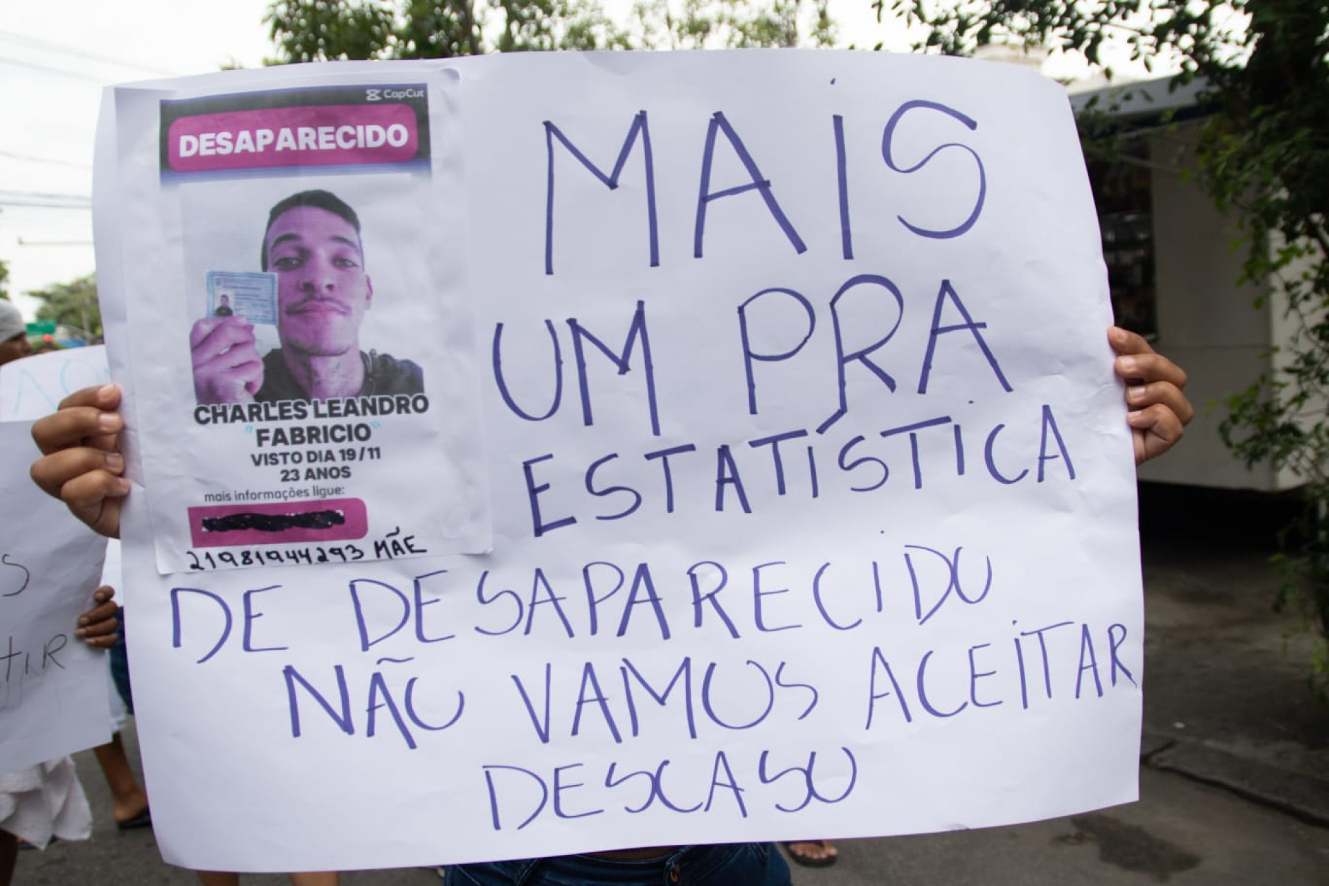 Familiares e amigos de Charles Leandro levaram cartazes para o protesto - Érica Martin / Agência O Dia