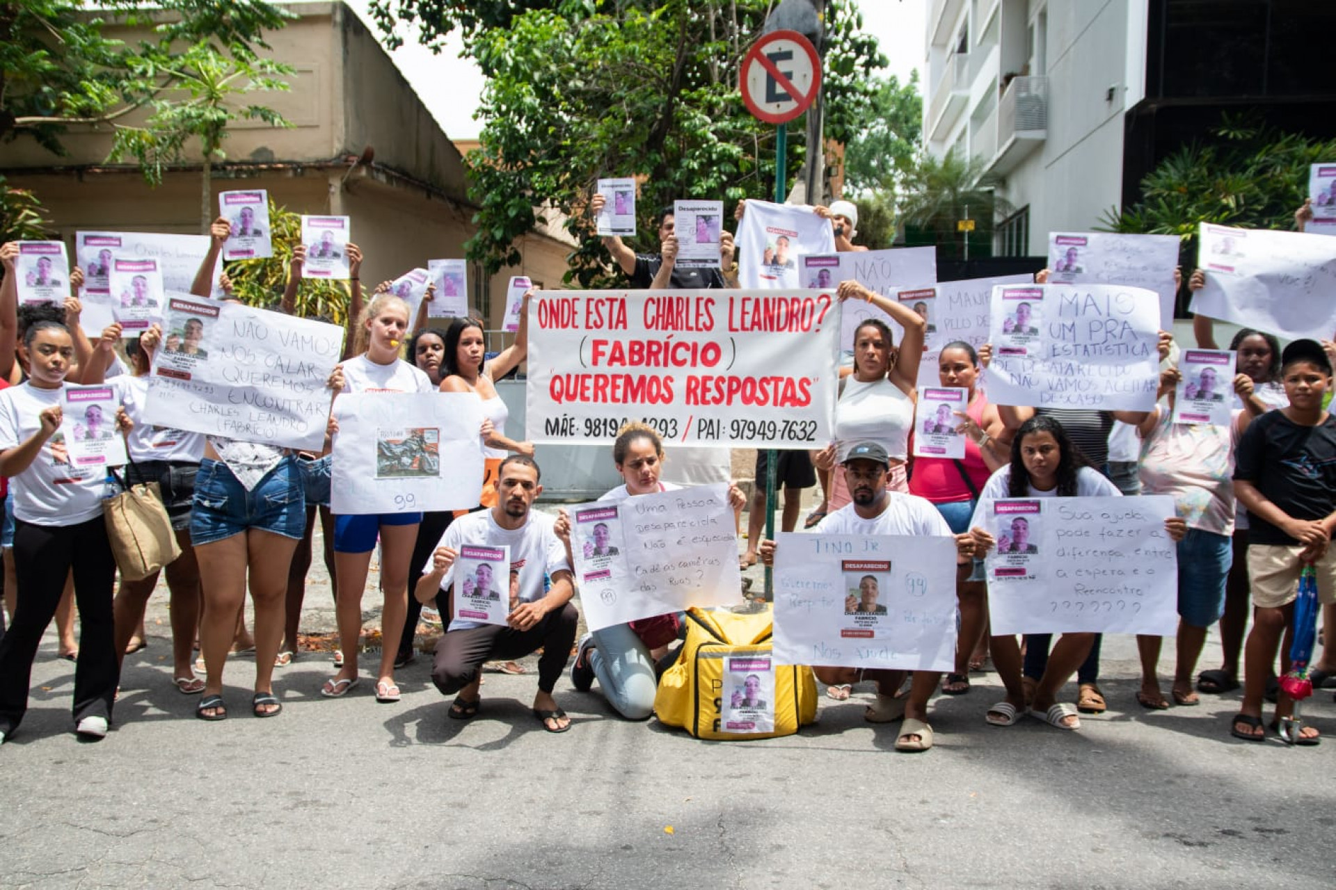 Familiares e amigos de Charles Leandro levaram cartazes para o protesto - Érica Martin / Agência O Dia