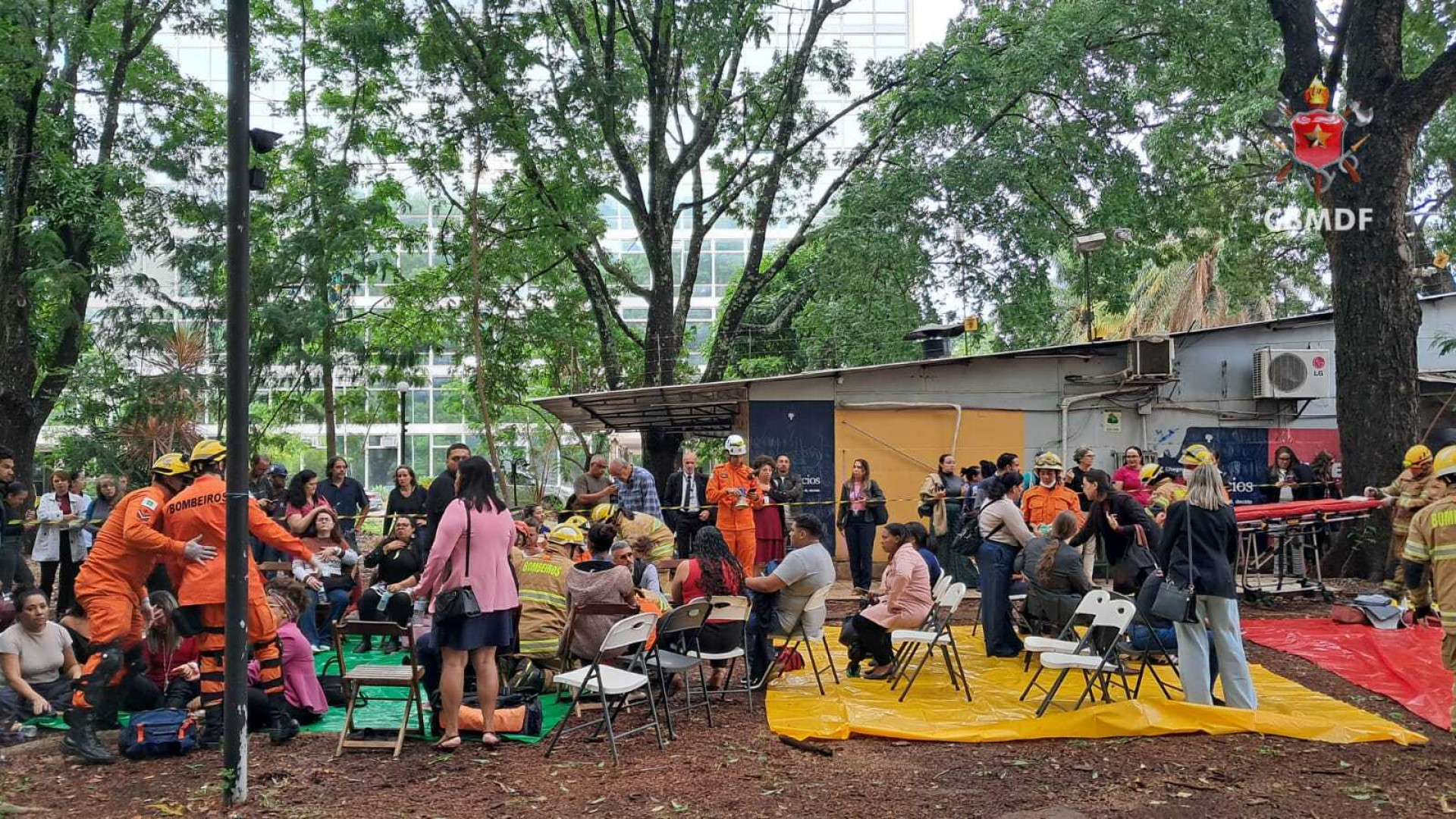 Fumaça do incêndio ocupou alguns andares do prédio, que foi evacuado - Divulgação / CBMDF