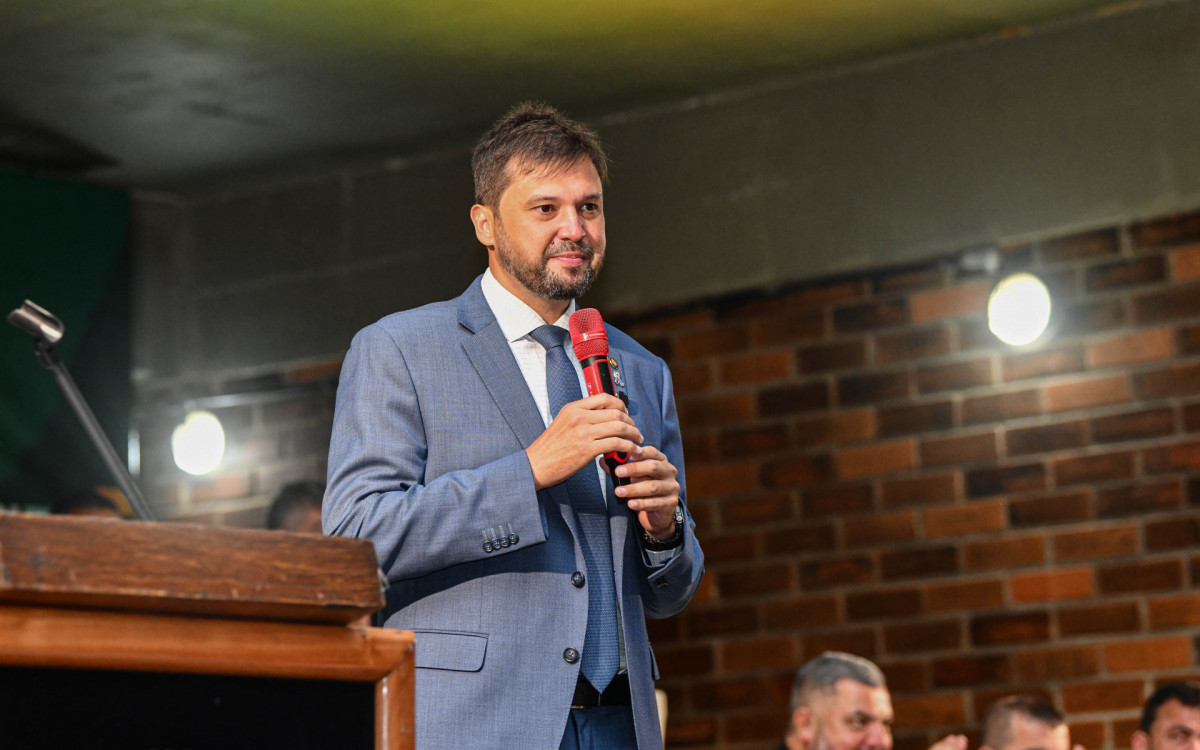 Deputado estadual J&uacute;lio Rocha durante cerim&ocirc;nia de comemora&ccedil;&atilde;o dos 35 anos de Guapimirim. - Divulga&ccedil;&atilde;o