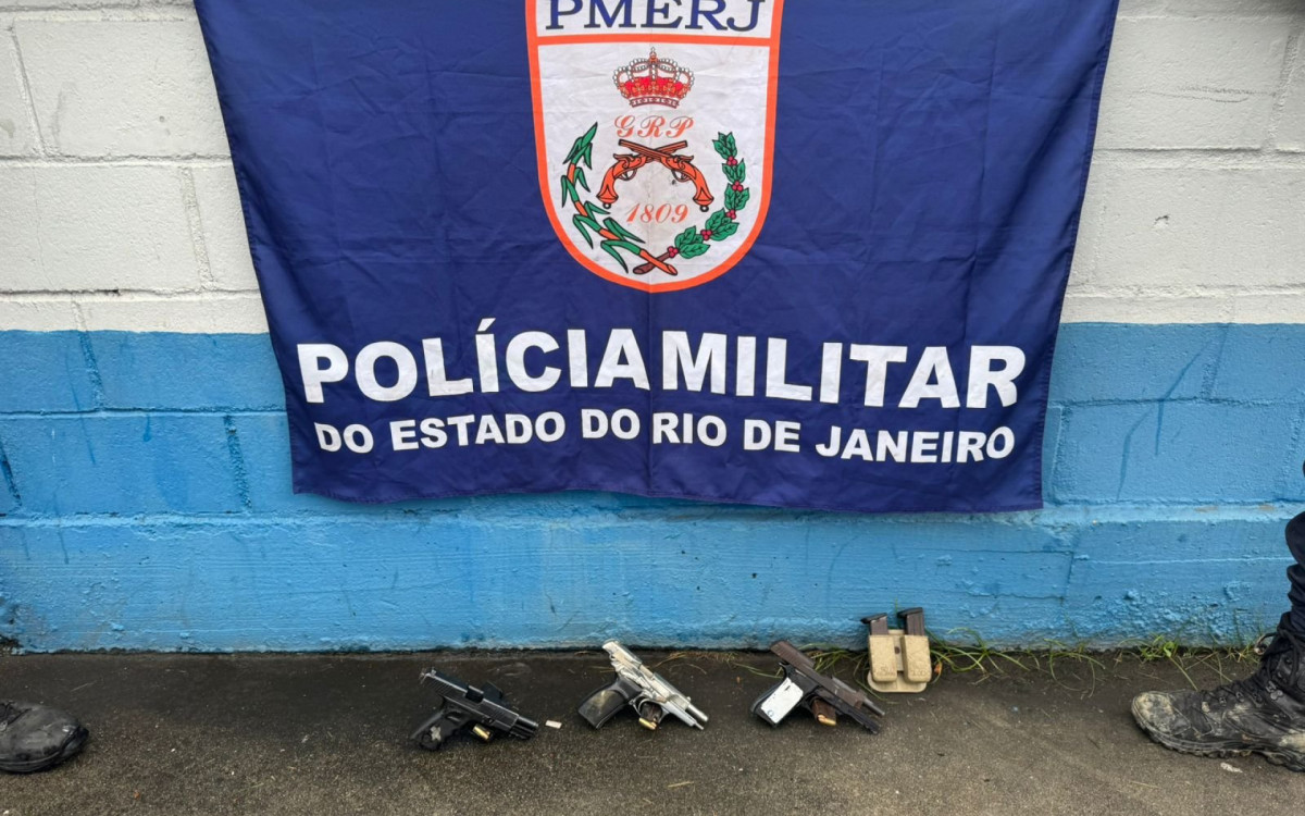 PM apreendeu três pistolas no Corte 8, no Complexo da Mangueirinha