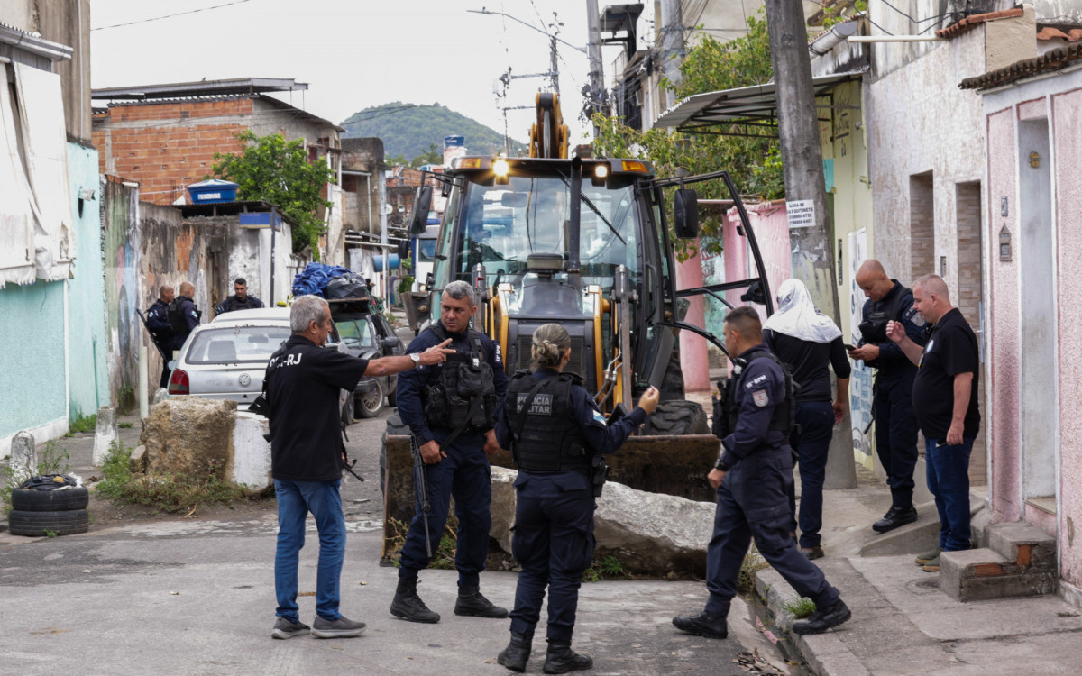 Policiais militares atuam na remoção de barricadas em ruas da Cidade de Deus 