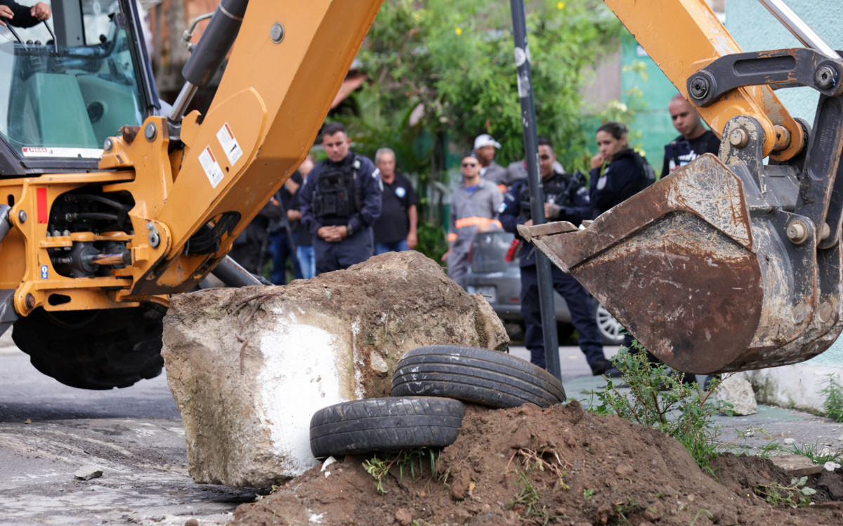 Equipes removem barricadas na Cidade de Deus com ajuda de retroescavadeira
