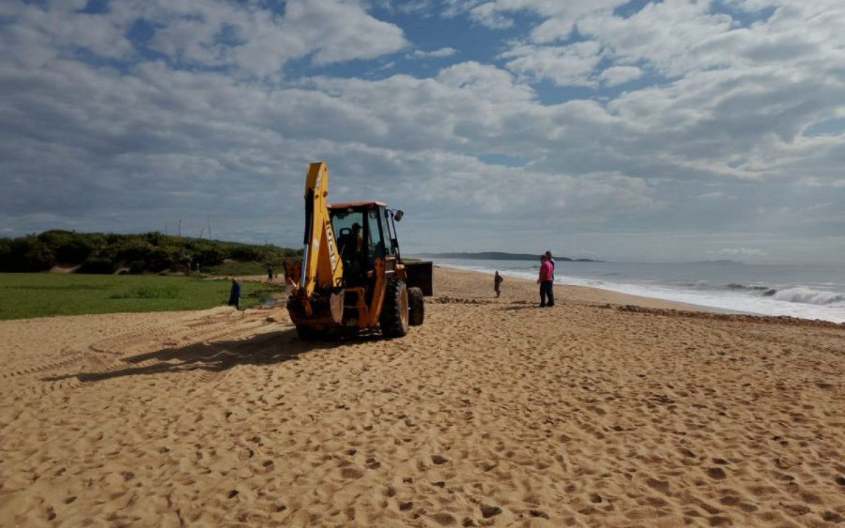Equipes ambientais trabalham na contenção da área após a tentativa de abertura irregular da Lagoa de Iriry