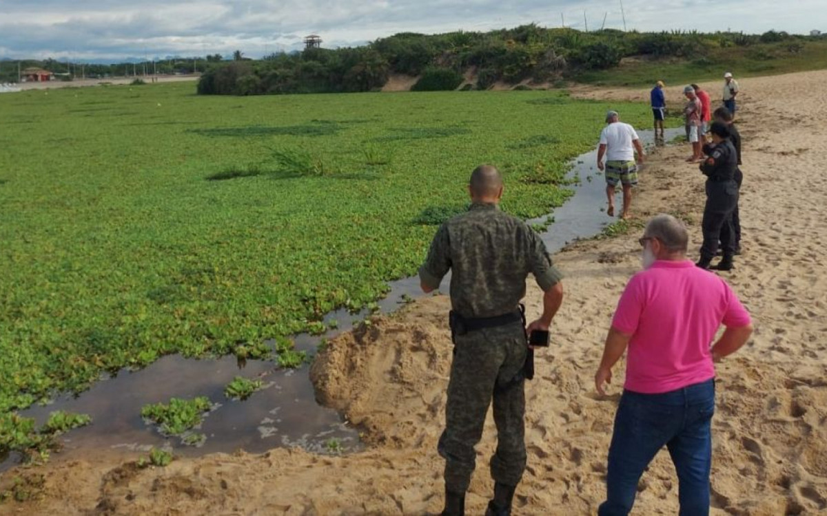 Equipes ambientais trabalham na contenção da área após a tentativa de abertura irregular da Lagoa de Iriry