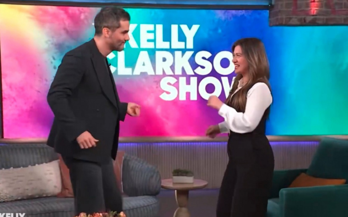 Wagner Moura samba com Kelly Clarkson 