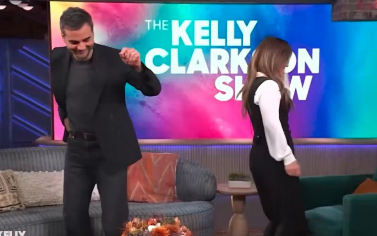 Wagner Moura samba com Kelly Clarkson 