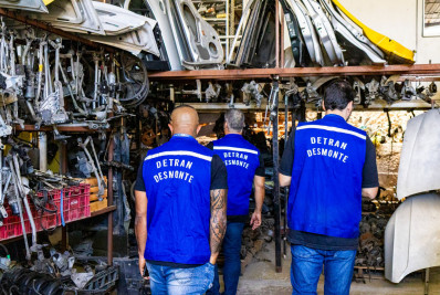 Ferro-velho é interditado em Nova Iguaçu por funcionar sem licença