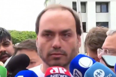 Carlos Bolsonaro faz críticas por só poder visitar o pai na PF em dois dias da semana