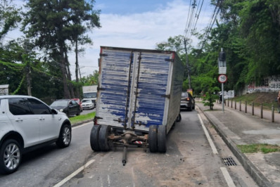 Vídeo: Perseguição entre carro e caminhão termina em acidente na Zona Oeste