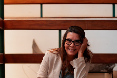 Escritora niteroiense Ananda Falcão lança o livro Reconstrução Poética na UFF