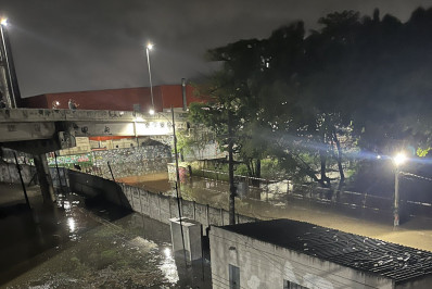Vídeos: Rio registra alagamentos em diversos pontos devido à chuva forte