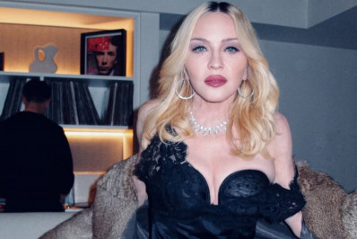 Madonna surpreende seguidores ao posar com vestido decotado