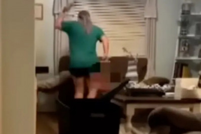 'Professora do ano' é demitida e presa após ser flagrada agredindo filho de 12 anos, nos EUA