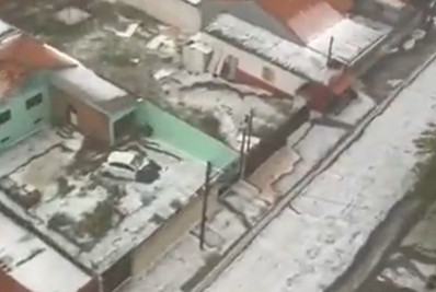 Vídeo: Chuva de granizo deixa ruas e telhados parecendo estar 'cobertos de neve' no interior do PR
