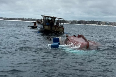 Guarda Marítima e Ambiental acompanha operação de reboque de embarcação em Cabo Frio