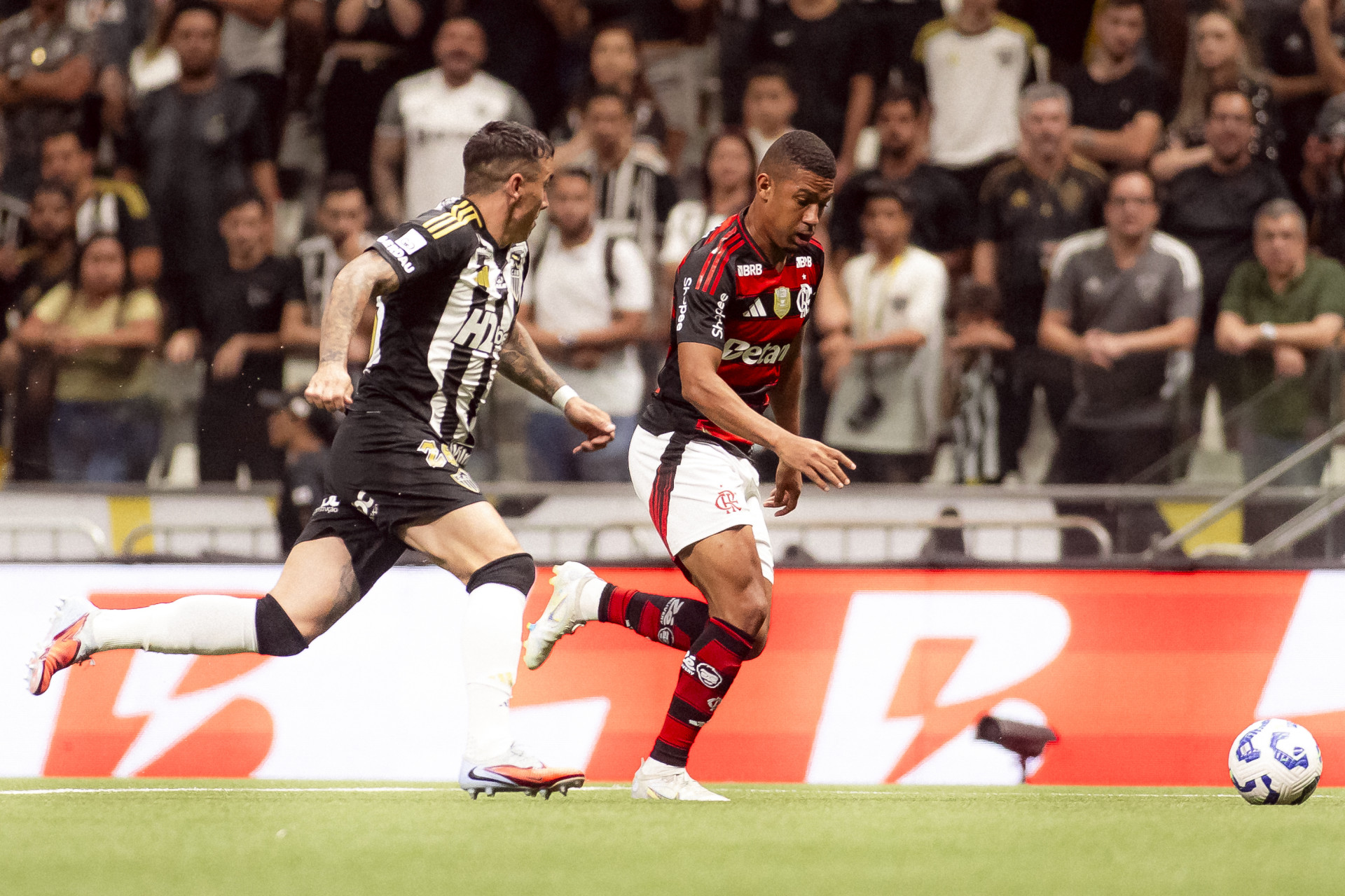 Samuel Lino em ação pelo Flamengo no duelo com o Atlético-MG, na Arena MRV - Adriano Fontes / Flamengo