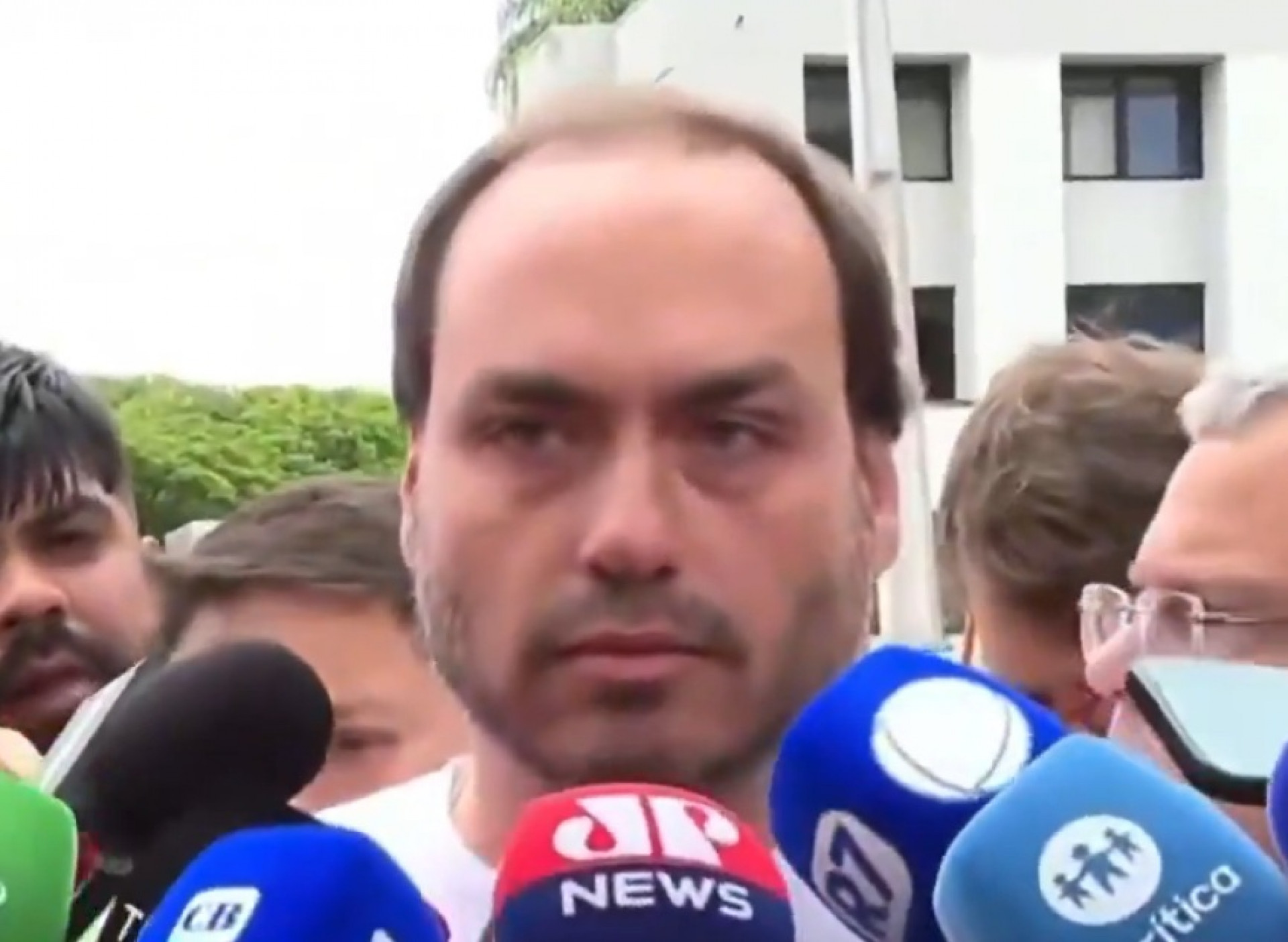 Carlos Bolsonaro durante entrevista ap&oacute;s visitar o pai na Superintend&ecirc;ncia da Pol&iacute;cia Federal, no Distrito Federal - Reprodu&ccedil;&atilde;o / X