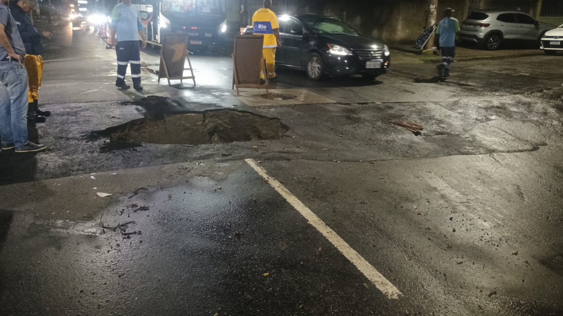 Afundamento de pista causou transtornos em Realengo - Divulgação / COR