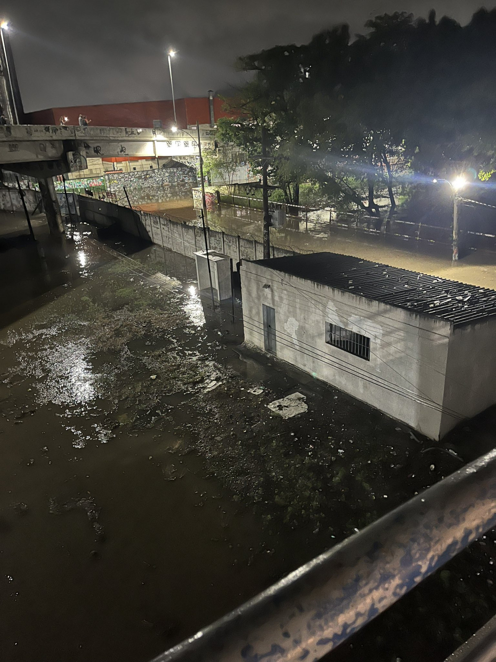 Passagem embaixo do viaduto de Realengo ficou alagada - Reprodução / Redes Sociais