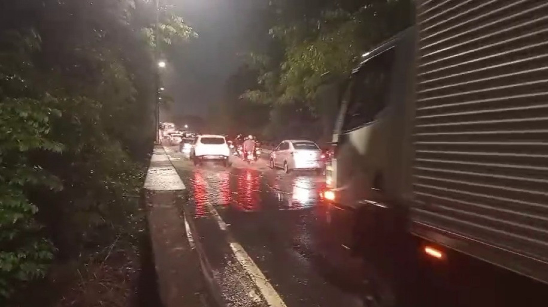 Bolsões d'água foram registrados também na Avenida Ayrton Senna, na Barra da Tijuca - Divulgação / COR