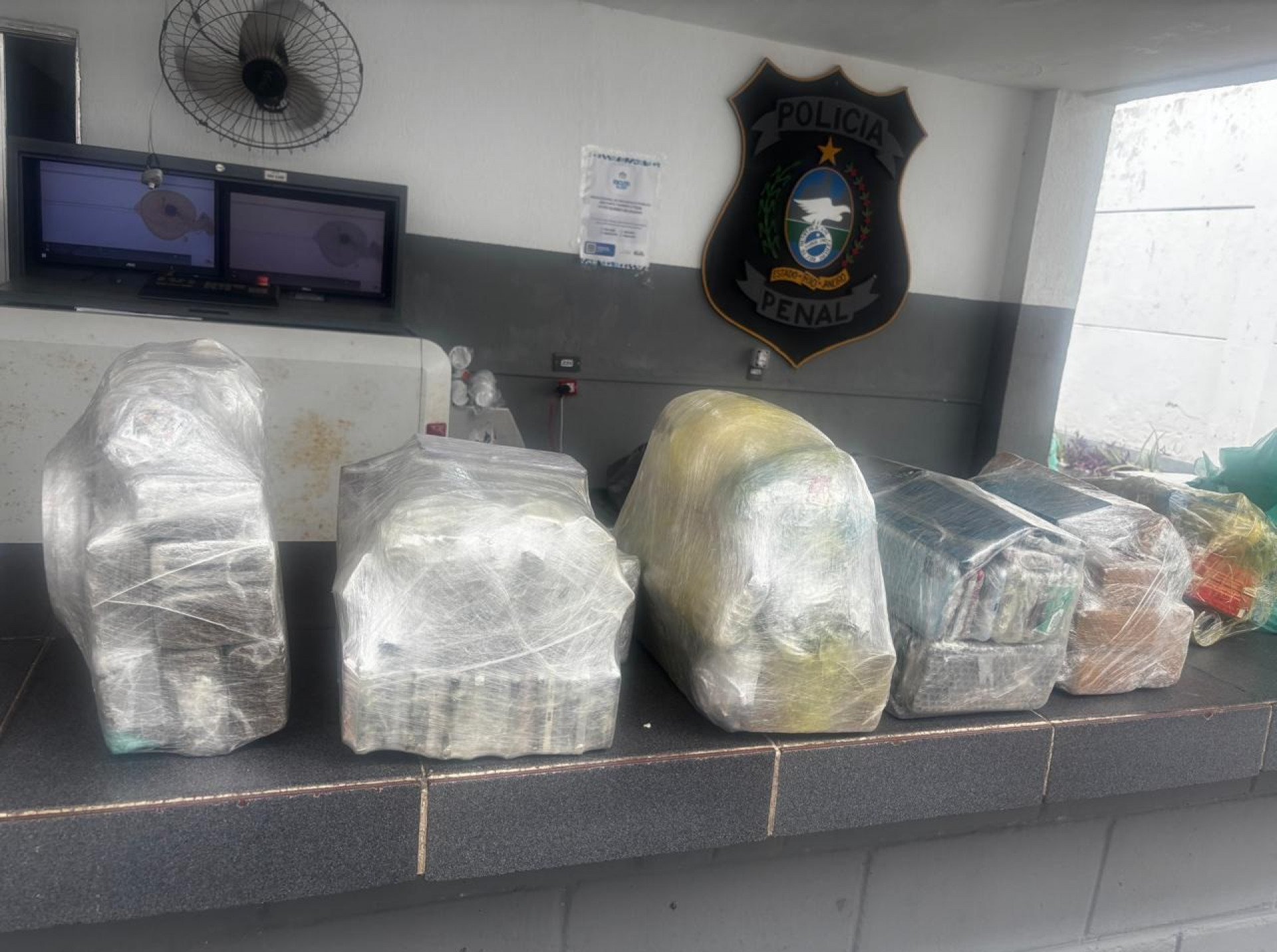 Material entorpecente apreendido em Bangu 7 - Divulgação/Seap