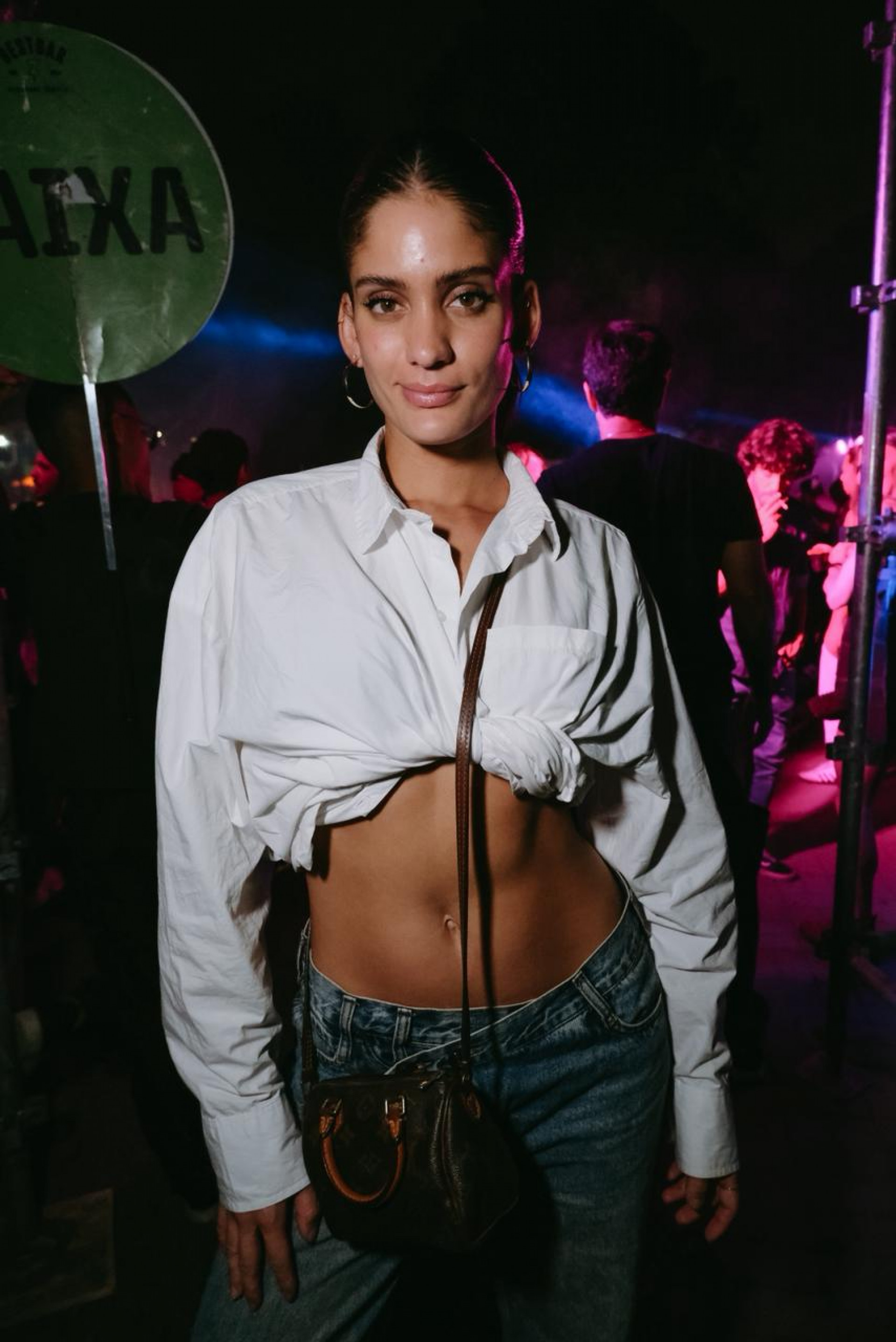 Laura Fernandez prestigiando a estreia da festa Brisa